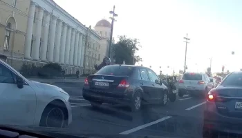  Мотоциклист и водитель устроили разборки на дороге в Петербурге