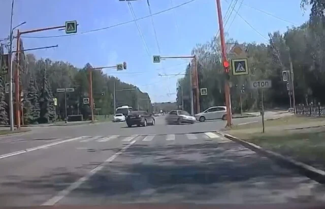  Момент ДТП на перекрестке в Стерлитамаке: водитель &laquo;Шкоды&raquo; пытался проехать на красный