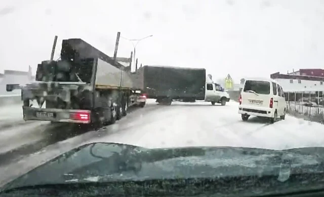  &laquo;День жестянщика&raquo;: несколько автомобилей столкнулись на въезде в Барнаул