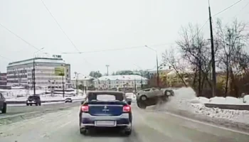  &laquo;Выбросило из ледяной колеи&raquo;: автомобиль перевернулся в Нижнем Тагиле