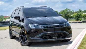 Stellantis подготовил пару концептов на базе обновлённого минивэна Chrysler Pacifica