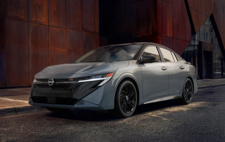 Седан Nissan Sentra слегка обновился и получил &laquo;затемнённую&raquo; версию