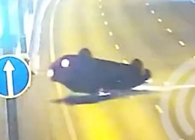  Легковой автомобиль перевернулся от столкновения с фурой на МКАД