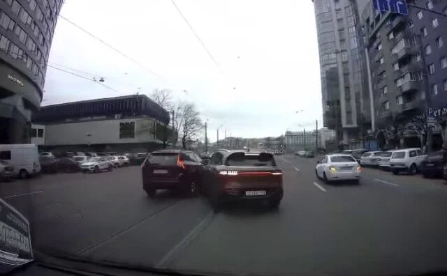  В Санкт-Петербурге женщина при повороте налево не посмотрела в зеркала и подбила автомобиль