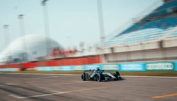 Гонщики Mercedes довольны завершением сложных тестов в Бахрейне