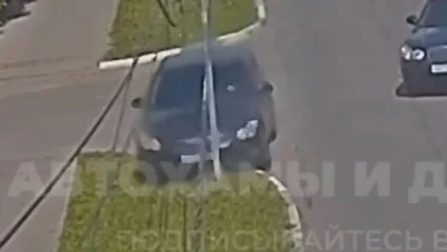  В Туле водитель пытался увернуться от автомобиля и врезался в столб