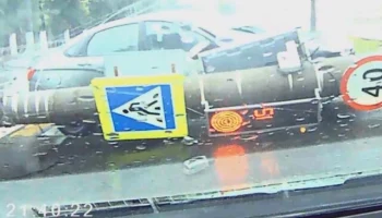  В Кирове Lada Vesta повалила столб