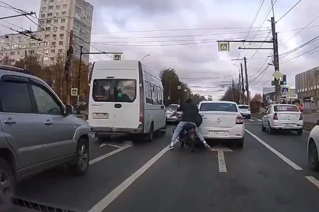 В Иванове парень не справился с прытью своего двухколесного &laquo;коня&raquo; и врезался в маршрутку