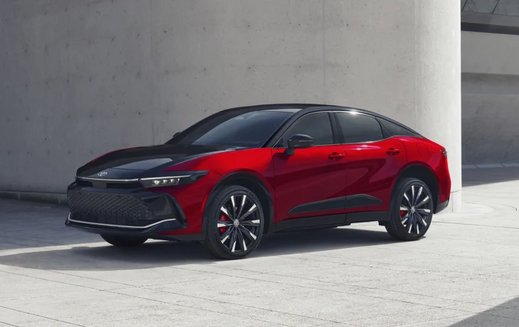 Toyota освежила кросс-седан Crown: иная корма и пересмотренная гибридная установка