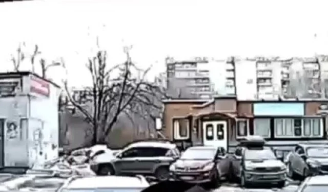  &laquo;Что-то пошло не так&raquo;: камера запечатлела момент ДТП во дворе в Новокузнецке