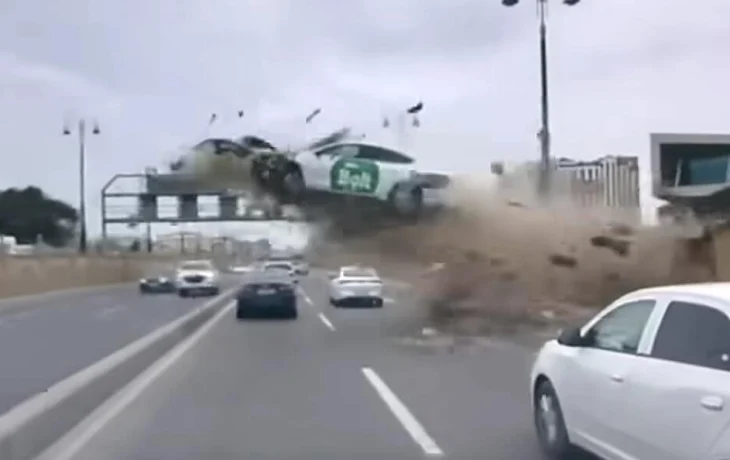  Голливудское ДТП в Баку: такси упало с моста и опрокинуло фургон