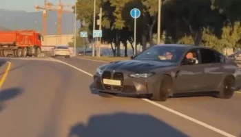  В Сочи водитель BMW хотел покрасоваться и врезался в ограждение