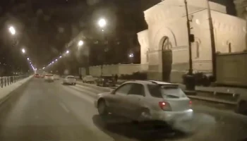  В Петербурге автомобиль &laquo;сбежал&raquo; от владелицы и врезался в Cadillac&nbsp;