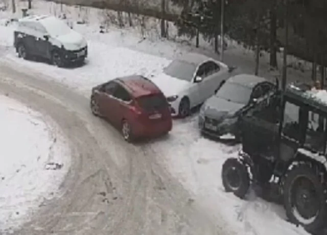  В Казани пьяный водитель столкнулся с трактором и легковым автомобилем, пытался скрыться и попал