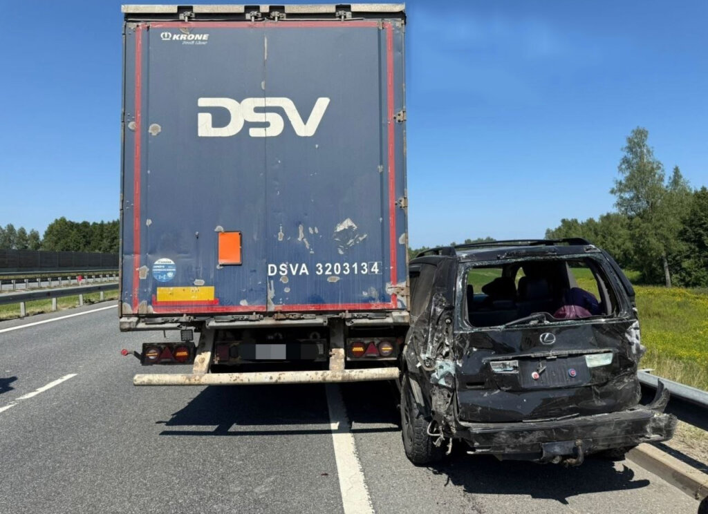 Фура смяла два автомобиля в Подмосковье: погибли 3 человека