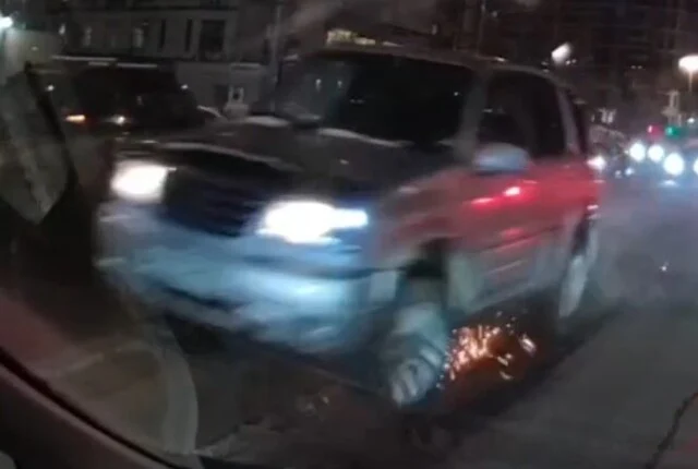  В Красноярске водитель пытался уйти от столкновения и наехал на ограждение