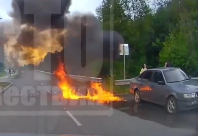  В Кирове хулиганы устроили взрыв перед движущимся автомобилем