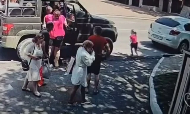  &laquo;Выбежала из-за припаркованной машины&raquo;: 4-летняя девочка попала под колеса автобуса в Кабардинке