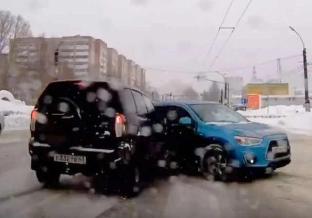  В Кирове водитель автомобиля Mitsubishi ASX пытался проскочить перед встречной &laquo;Нивой&raquo;