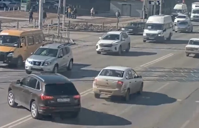  В объектив камер попал момент массового ДТП на перекрестке в Волжском