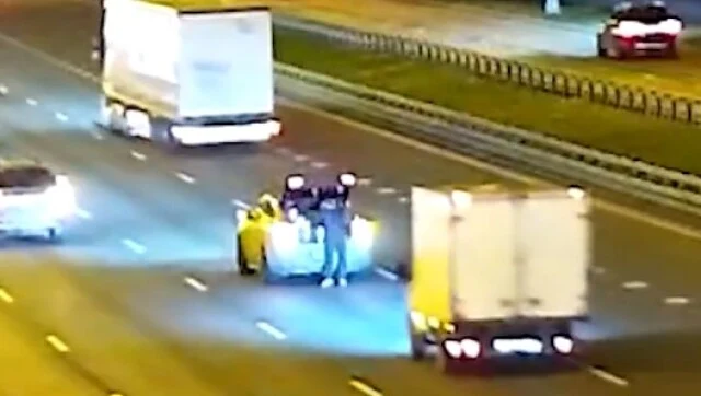  &laquo;Полез в багажник за знаком&raquo;: фургон сбил человека посреди МКАД