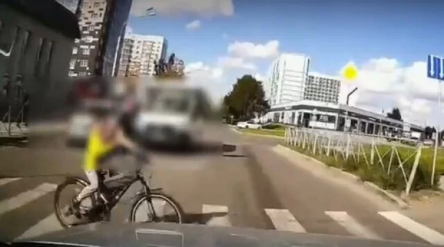  &laquo;Двигались на красный&raquo;: в Новосибирске автомобиль сбил двух детей на велосипеде