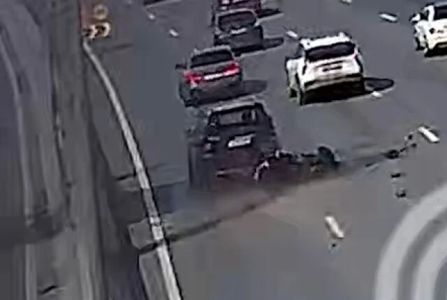  Момент ДТП на МКАД: мотоциклист влетел в в багажник автомобиля через заднее стекло