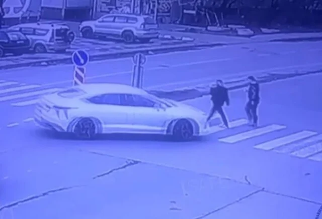  Автомобиль сбил двоих пешеходов на пешеходном переходе в Калининграде