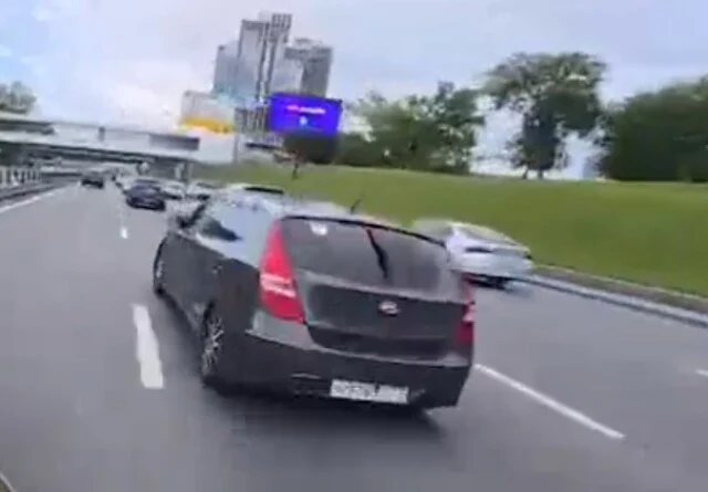  В Москве мотоциклист снёс зеркало попутному автомобилю