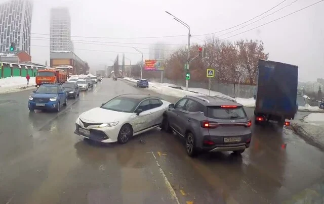  ДТП на перекрестке в Уфе: водитель &laquo;Тойоты&raquo; поворачивал налево и столкнулся с кроссовером