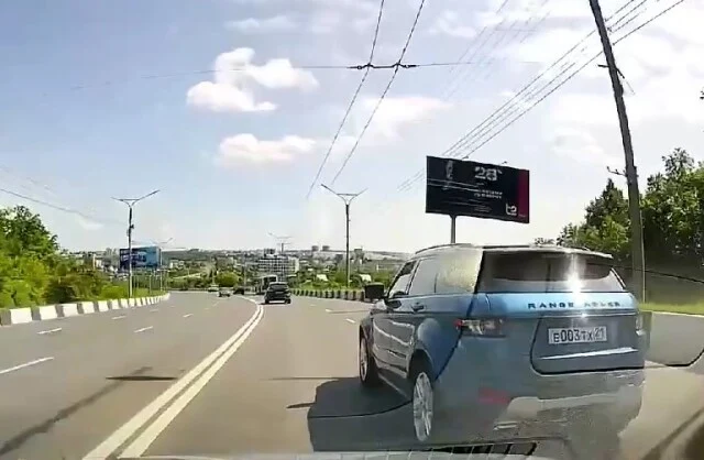  В Чебоксарах водитель автомобиля Range Rover обиделся и включил &laquo;учителя&raquo;