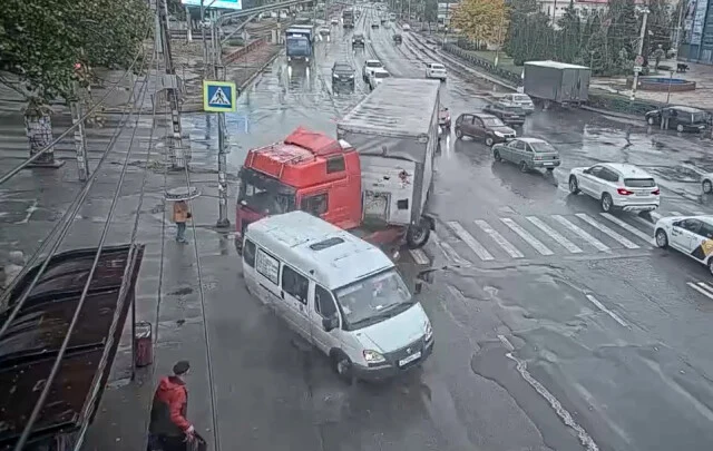  Фура врезалась в маршрутку на проспекте Героев Сталинграда в Волгограде