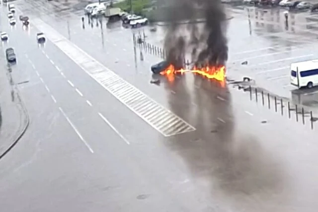  В Магнитогорске легковой автомобиль врезался в ограждение и загорелся