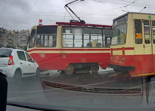  Автомобиль столкнулся с трамваем на проспекте Авиаконструкторов в Петербурге