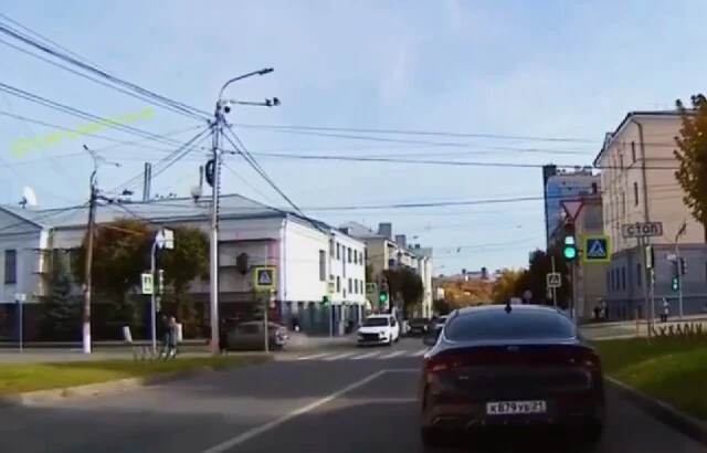  В Чебоксарах водитель иномарки пытался проскочить перекресток на красный и столкнулся с &laquo;Грантой