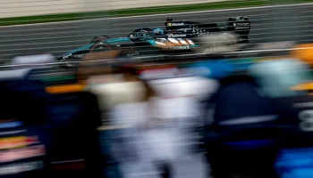 Mercedes разгромил соперников, Ферстаппен разбил машину. Результаты квалификации Гран При Австралии-