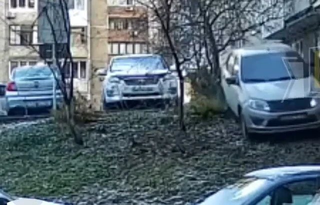  В Тюмени машина сама завелась и устроила ДТП во дворе
