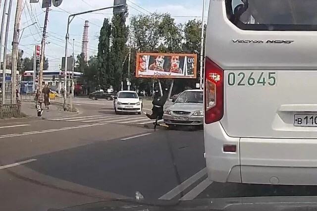  &laquo;Не спешился&raquo;: 18-летний самокатчик попал под машину в Воронеже