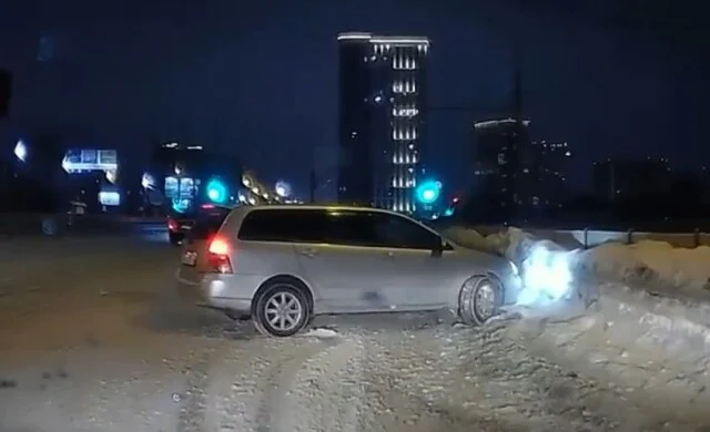  &laquo;Останавливаться не стал&raquo;: Toyota врезалась в ограждение в Новосибирске