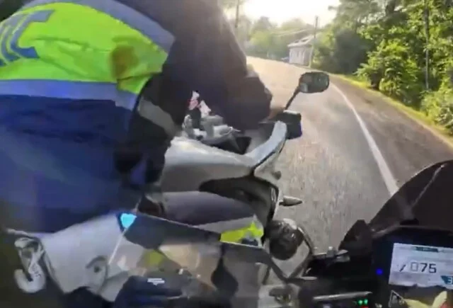  Полицейский вытолкнул мотоциклиста с дороги на Приморском шоссе в Петербурге