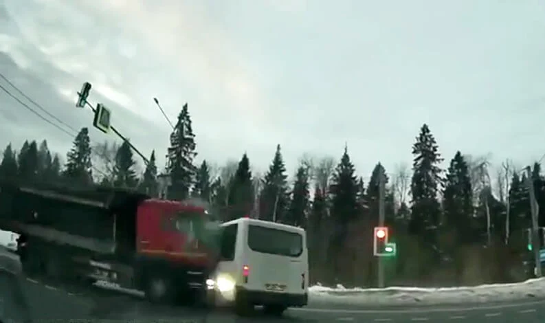  &laquo;Проехал на красный&raquo;: двое стали жертвами ДТП с участием маршрутки и грузовика в Подмосковье