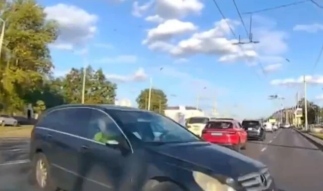  &laquo;Не предоставил преимущество&raquo;: Toyota и Mercedes столкнулись на Партизанском проспекте в Минске