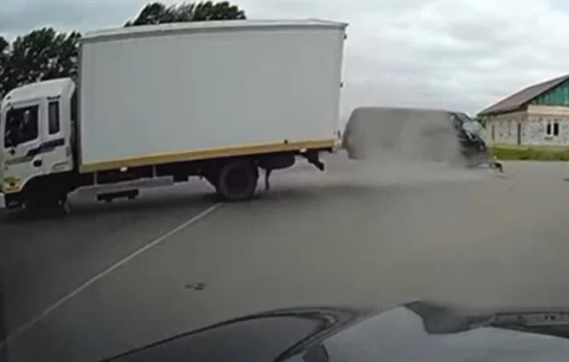  Момент ДТП на перекрестке под Новосибирском: грузовик не уступил дорогу микроавтобусу