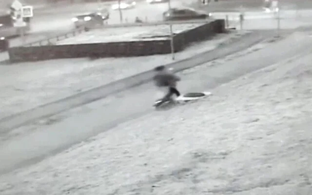  В Кемерове подростки на электросамокате сбили женщину и скрылись с места ДТП