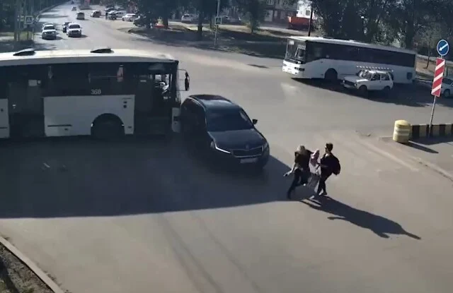  В Волгоградской области автоледи на &laquo;Шкоде&raquo; врезалась в автобус и сбила пешехода