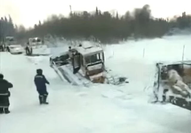  В Югре бульдозер пытался преодолеть переправу и провалился под лёд