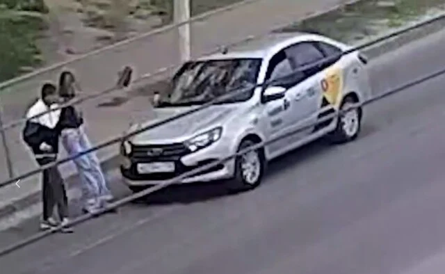  Молодой человек попал под колеса автомобиля в Волгограде