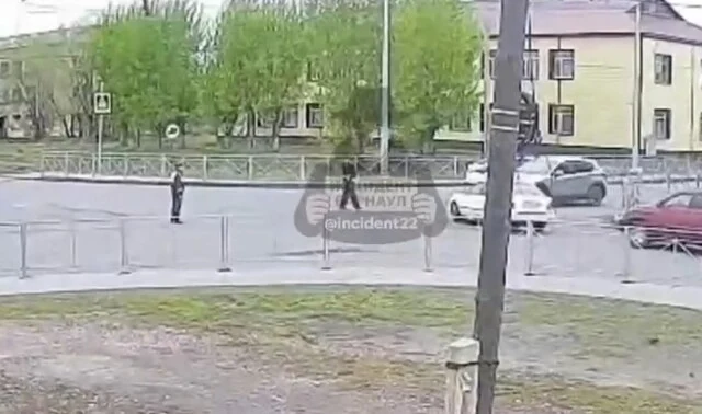  На Алтае женщина сбила инспектора ДПС и скрылась