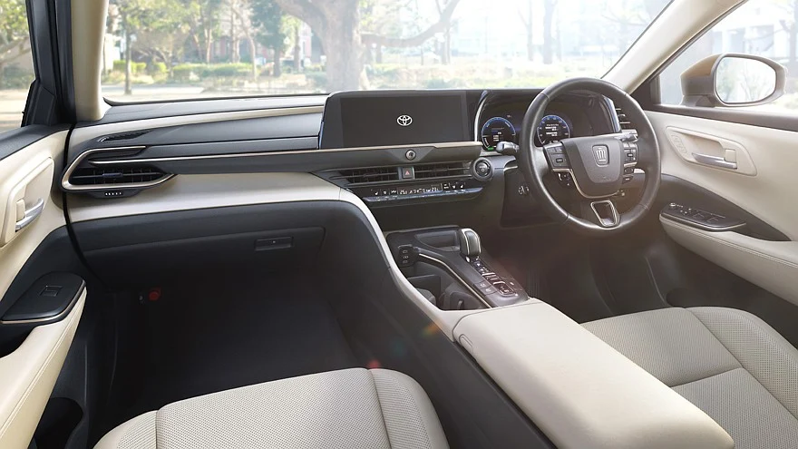 На фото: салон актуального седана Toyota Crown Crossover