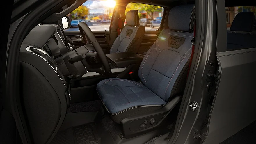 На фото: салон Ram 1500 Big Horn America250